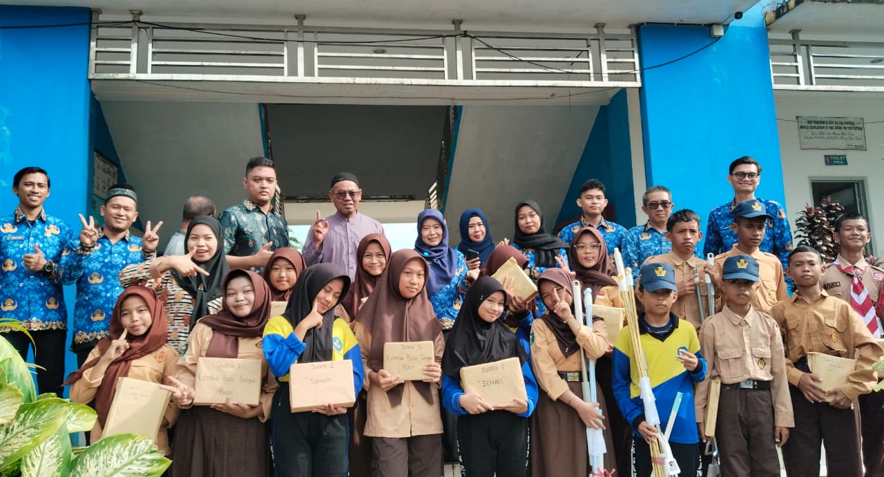 Pembagian hadiah lomba sekolah