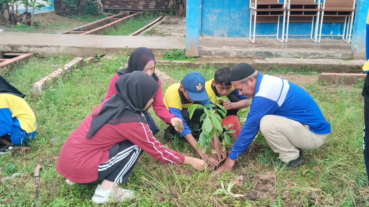 Menanam Pohon di Sekolah