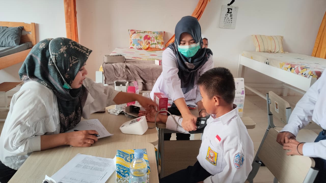 Mengecek kesehatan siswa